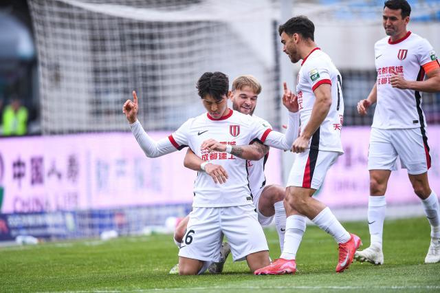 kaiyun正规平台-【中超】元敏诚反戈韦世豪破门 蓉城客场2比1亚泰