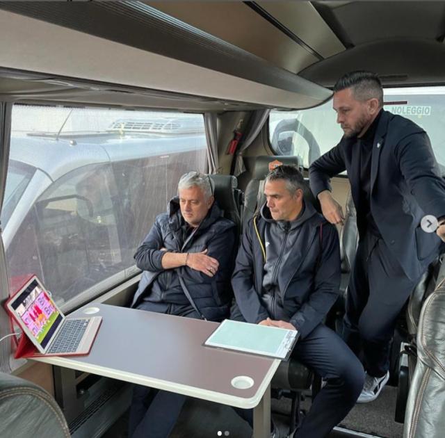 禁赛无妨“大巴战术” 穆里尼奥场外庇佑极限绝杀